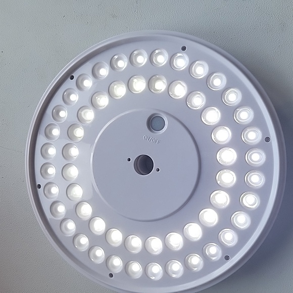 #6 Solar Powered Flagpole Light - Picture 3 of 4